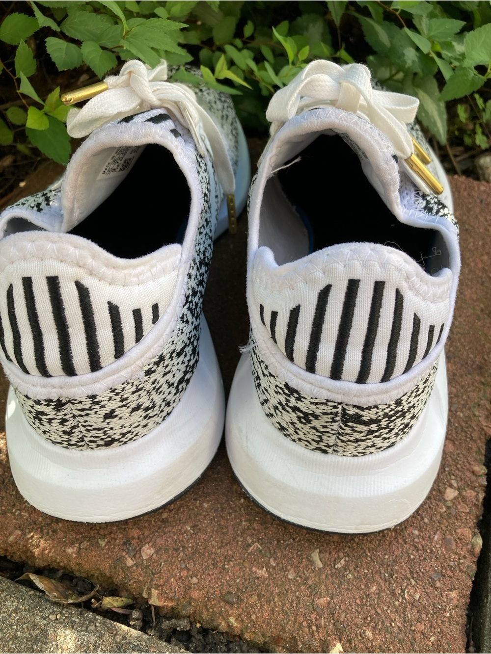 Adidas size 9 Swift Run X white and black speckled slip on sneakers - Picture 4 of 11